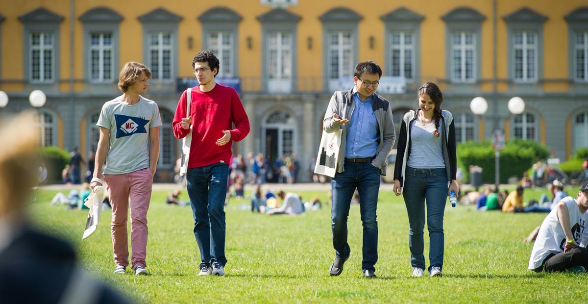 Bonn Student Services, Students, in the background the University
