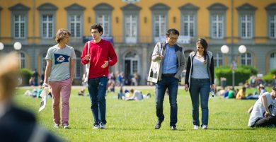 Bonn Student Services, Students, in the background the University